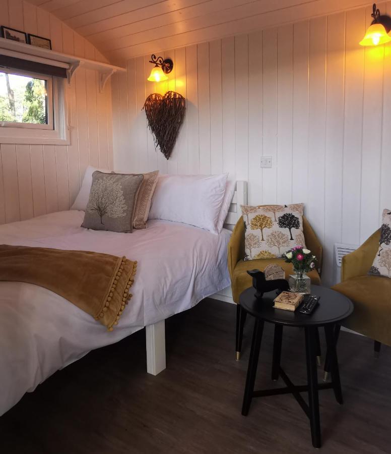 Forest Heath Shepherd'S Huts Ringwood Dış mekan fotoğraf